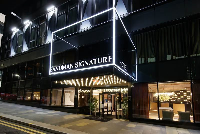 SANDMAN SIGNATURE STAY PROSECCO ON ARRIVAL, BREAKFAST & £50 CHOP GRILL VOUCHER